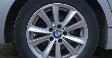 Ihr Auto in Topform zu halten, sollte sich nicht wie eine lästige Pflicht anfühlen. Mit ATU, Deutschlands führendem Autoservice-Anbieter, sind Routinewartung, Teileaustausch und saisonaler Reifenwechsel so einfach wie nie zuvor. Die clevere Kombination aus erfahrenen Werkstätten und einer benutzerfreundlichen digitalen Plattform macht es Fahrern leicht, alles von der Teilebestellung bis zur Servicebuchung zentral zu erledigen. Ob Sie zum ersten Mal ein Auto kaufen oder einen ganzen Familienfuhrpark verwalten – das Online-Erlebnis von ATU nimmt Ihnen den Stress bei der Autopflege ab und stellt gleichzeitig die Qualität in den Mittelpunkt.