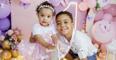 Für eine Kinderparty, die in aller Munde ist, braucht es mehr als nur Luftballons und Kuchen. Es braucht eine Prise Magie, Kreativität und ein hohes Maß an Qualität. Wir präsentieren Event-Kids, die führende Website für Eltern, die alltägliche Partys in außergewöhnliche Events verwandeln möchten. Mit einer großen Auswahl an sorgfältig ausgewähltem Partyzubehör sorgt Event-Kids dafür, dass jeder Anlass ein Grund zum Feiern und eine unvergessliche Erinnerung wird.