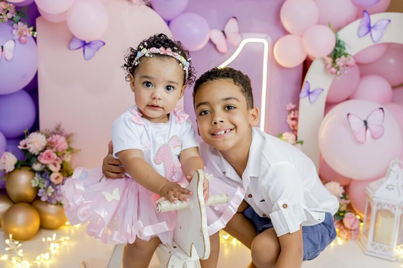 Für eine Kinderparty, die in aller Munde ist, braucht es mehr als nur Luftballons und Kuchen. Es braucht eine Prise Magie, Kreativität und ein hohes Maß an Qualität. Wir präsentieren Event-Kids, die führende Website für Eltern, die alltägliche Partys in außergewöhnliche Events verwandeln möchten. Mit einer großen Auswahl an sorgfältig ausgewähltem Partyzubehör sorgt Event-Kids dafür, dass jeder Anlass ein Grund zum Feiern und eine unvergessliche Erinnerung wird.